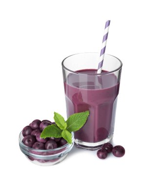 Bardaktaki lezzetli acai suyu, nane ve böğürtlen beyaza izole edilmiş.