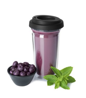 Lezzetli acai suyu, nane ve böğürtlen.