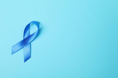Renk arkaplan üzerinde mavi kurdele, metin için boşluk olan üst görünüm. Prostat kanseri farkındalığı