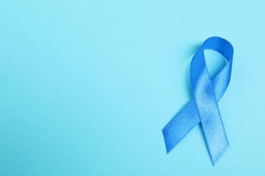 Renk arkaplan üzerinde mavi kurdele, metin için boşluk olan üst görünüm. Prostat kanseri farkındalığı