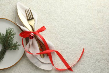 Noel dekorlu, düz yataklı bir Noel masası. Metin için boşluk