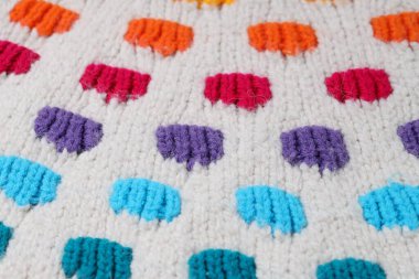 Arkaplan olarak desenli renkli örülmüş kumaş dokusu, yakın plan