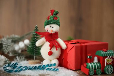 Hoş dekoratif kardan adam ve masadaki diğer Noel süsleri.