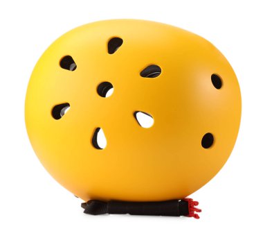 Beyaz arka planda sarı koruyucu bir kask