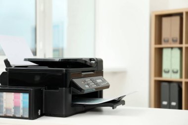 Ofisinde beyaz masa üzerine kağıt olan modern yazıcı