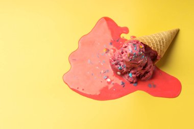 Sarı arka planda erimiş dondurma.