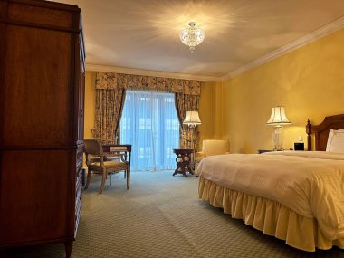 Lüks otel içi. Rahat büyük yatak ve modern mobilyalar şık bir odada.