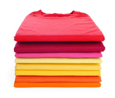 Beyaza izole edilmiş temiz renkli tişörtler yığını