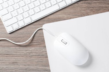 Fare başlı bilgisayar faresi ve klavyeli tahta masa, üst görünüm