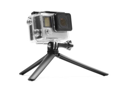 Modern aksiyon kamerası ve tripod beyaza izole edilmiş.