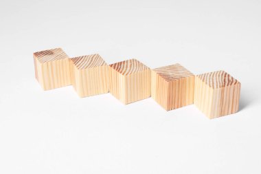 Beyaz arkaplanda bir sürü boş tahta küp