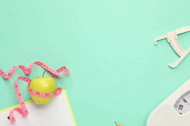 Yağ kalibreli düz kompozisyon ve turkuaz arka planda şerit. Metin için boşluk