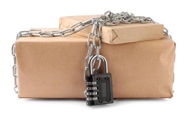 Zincirli ve asma kilitli paketler beyaza izole edildi