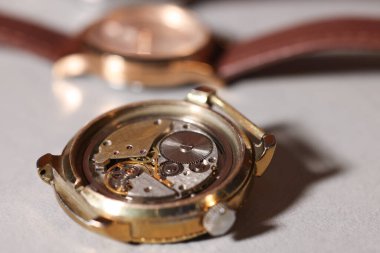 Işık masasında klasik kol saati mekanizması, yakın plan.