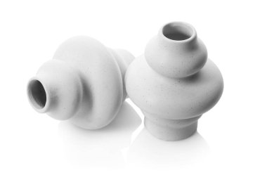 Beyaz üzerine izole edilmiş iki güzel seramik vazo.
