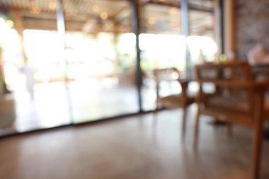 Geniş pencereli ve rahat mobilyalı kafeterya manzarası bulanık