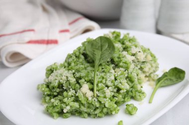 Parmesanlı peynirli lezzetli ıspanaklı risotto, yakın plan.