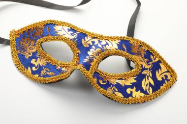 Beyaz arka planda güzel bir karnaval maskesi, yakın plan.