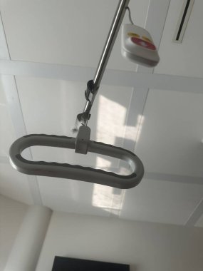 Hastane yatağı. Koğuşta uzaktan kumandalı. Düşük açılı.