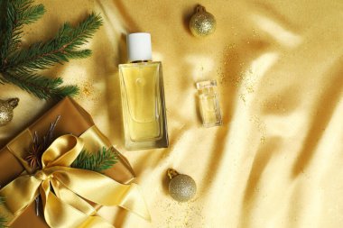 Altın kumaş üzerinde parfüm şişeleri olan Noel kompozisyonu, düz yatıyordu.