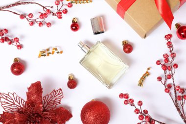 Beyaz arka planda parfüm şişesi olan Noel kompozisyonu.
