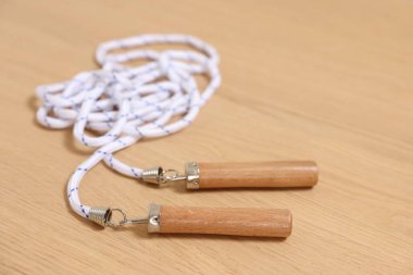 Ahşap masada ip atlamak, yakın çekim. Spor malzemeleri.