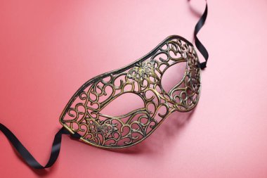 Kırmızı arka planda güzel bir karnaval maskesi