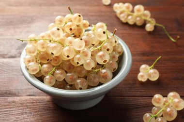 Tahta masadaki kasede taze kuşüzümü, yakın plan.