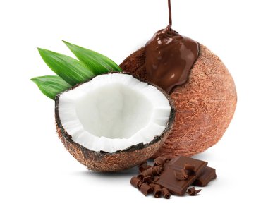 Hindistan cevizi ve tatlı çikolata beyaza izole edilmiş.