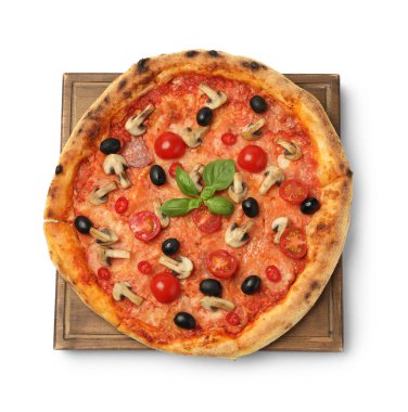 Domatesli, mantarlı, siyah zeytinli ve beyaz üzerine izole edilmiş fesleğenli lezzetli pizza.