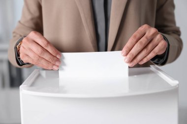 Kadın oyunu kapalı bir yerde sandığa koyuyor.