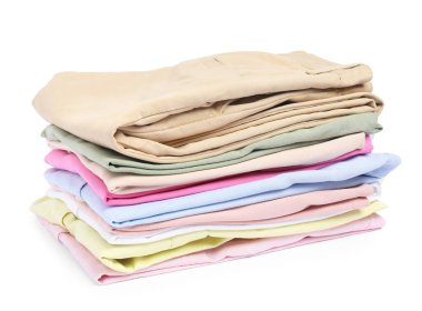 beyaz izole renkli elbise yığını