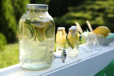 Limonata parktaki ferahlatıcı içecekle birlikte duruyor.