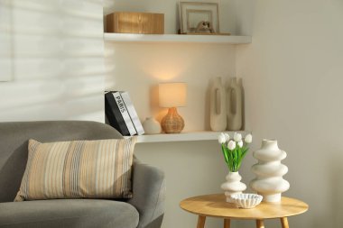 Yumuşak yastıklı kanepe ve oturma odasında kahve masası. İç tasarım