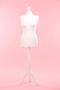 Pembe arka plana karşı duran bir kadın manken.