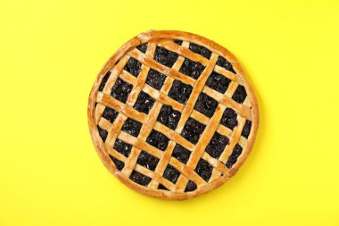 Sarı masadaki yaban mersinli ev yapımı turta.