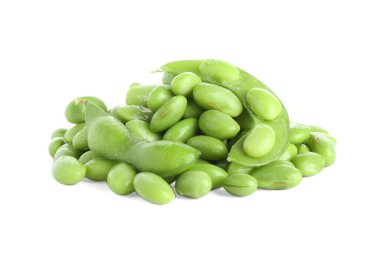 Çiğ yeşil edamame soya fasulyesi ve kabukları beyaz üzerine izole edilmiş.