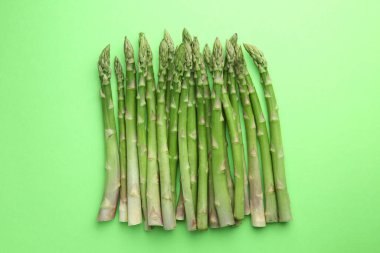 Yeşil masada taze kuşkonmaz sapları, üst görünüm.