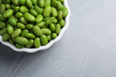 Gri desenli masada, kabın içinde taze soya fasulyesi. Metin için boşluk