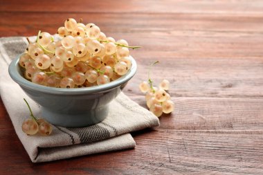 Tahta masada kasede taze üzümlü üzümler, metin için yer var.