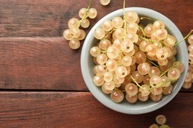 Tahta masadaki kasede taze üzümlü üzümler, üst manzara. Metin için boşluk