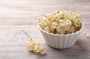 Tahta masadaki kasede taze kuşüzümü, yakın plan.