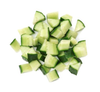 Taze kesilmiş salatalık beyaza izole edilmiş, üst manzara