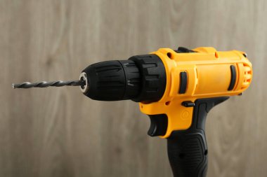 Arka planda bulanık bir kablosuz elektrik matkabı
