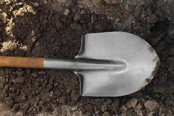 Metal kürek açık havada, üst tarafta.