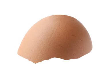 Kırık yumurta kabuğu parçası beyaza izole edilmiş.