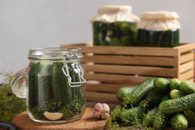 Ev yapımı turşu. Kavanozdaki taze salatalıklar ve dereotu masaya, yakın plan.