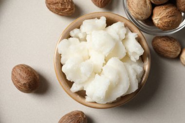Tabakta Shea yağı ve bej masada fındık, düz yatıyordu.