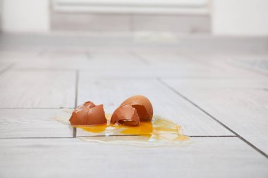 Hafif ahşap zeminde çiğ yumurta