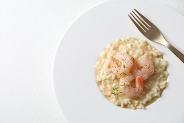 Beyaz masada karides ve peynirli leziz risotto.